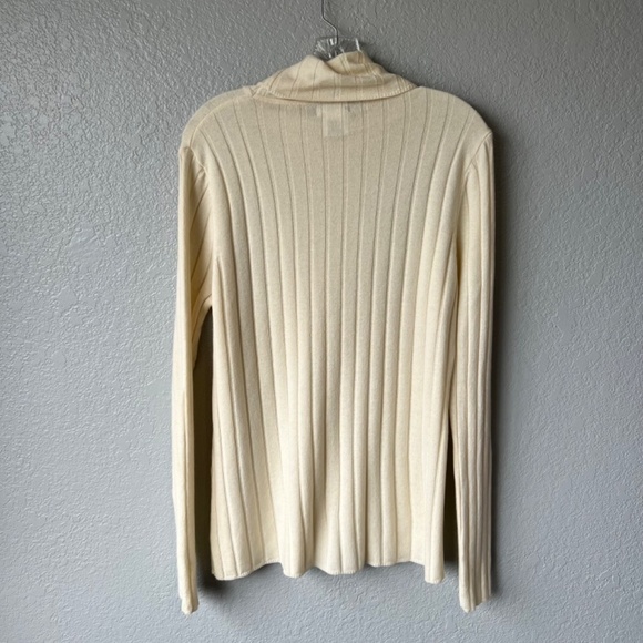 Neiman Marcus wool and cashmere blend lightweight turtleneck - Picture 2 of 11